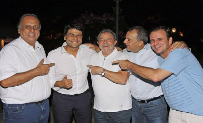 A foto real tem, entretanto, ao lado de Pedro Paulo, o ex-presidente Luiz Inácio Lula da Silva, do PT. Foto: Reprodução/Facebook
