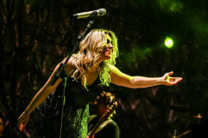 Naiara Azevedo ganhou fama em 2011, ao gravar Coitado, resposta ao hit Sou foda. Foto: Facebook/Reprodução da internet