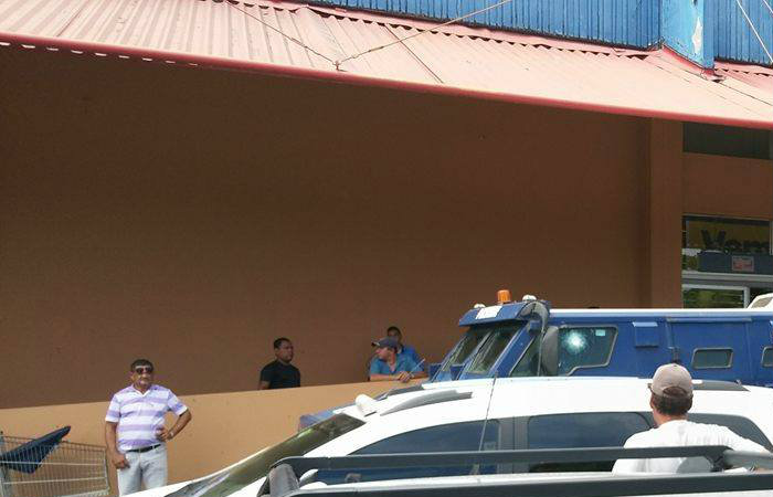Carro forte foi abordado quando chegava para abastecer os caixas eletr&ocirc;nicos do supermercado Hiperbompre&ccedil;o da Avenida Caxang&aacute;. Foto: Reprodu&ccedil;&atilde;o/ Facebook/
