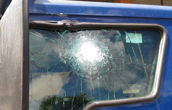 Carro-forte foi bastante atingido pelos disparos. Foto: Willams Oliveira/ Cortesia