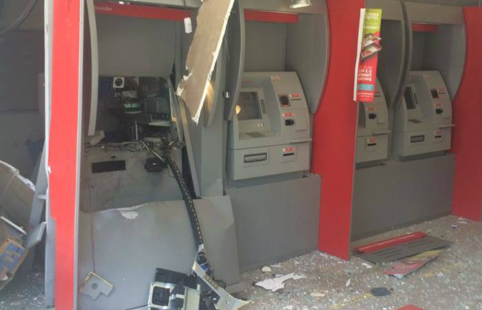 No Cabo, a ag&ecirc;ncia do banco Santander teve um caixa eletr&ocirc;nico explodido. Foto: Wagner Oliveira / DP/