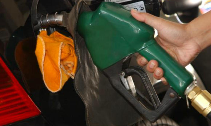 Se o repasse da diminuição no preço na refinaria for feito integralmente para o preço ao consumidor, as reduções serão de 1,4% na gasolina e 1,8% no diesel. Foto: Agência Brasil/Arquivo