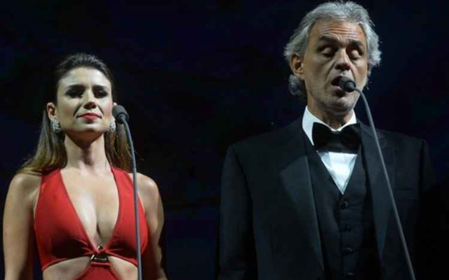 Nesta turnê mundial, Andrea Bocelli recebe artistas locais em cada show. Foto: YouTube/Reprodução/