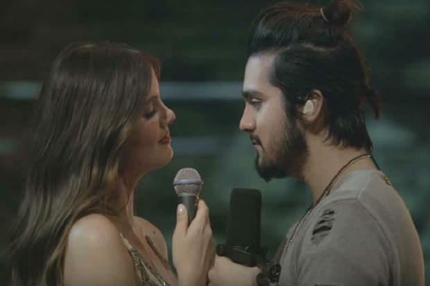 Luan Santana e Camila Queiroz durante a grava&ccedil;&atilde;o de "1977". Foto: YouTube/Reprodu&ccedil;&atilde;o/