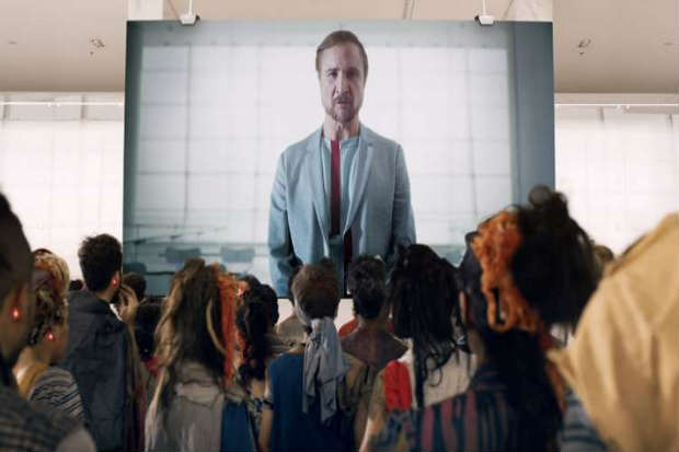 No v&iacute;deo divulgado, o criador desse processo, Ezequiel - vivido pelo ator Jo&atilde;o Miguel - explica para os candidatos as condi&ccedil;&otilde;es da sele&ccedil;&atilde;o. Foto: YouTube/Reprodu&ccedil;&atilde;o/