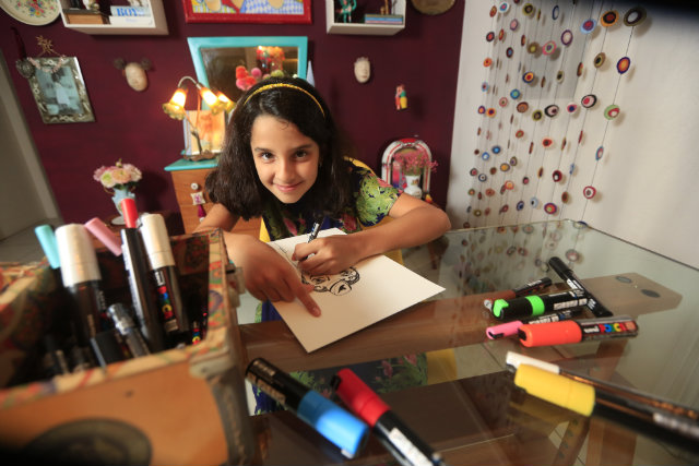 Sophia Maia lança livro com desenhos assinados por ela, criados para arrecadar fundos para os refugiados no Brasil. Foto: Rafael Martins/DP