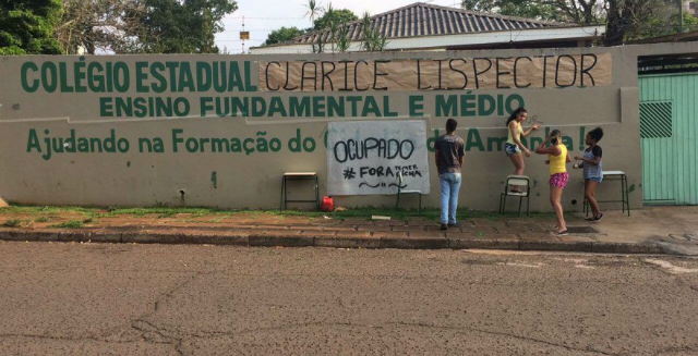Cartaz foi improvisado e aprovado pelo sindicato de professores do estado. Foto: Twitter/Reprodução/ Cartaz foi improvisado e aprovado pelo sindicato de professores do estado. Foto: Twitter/Reprodução/