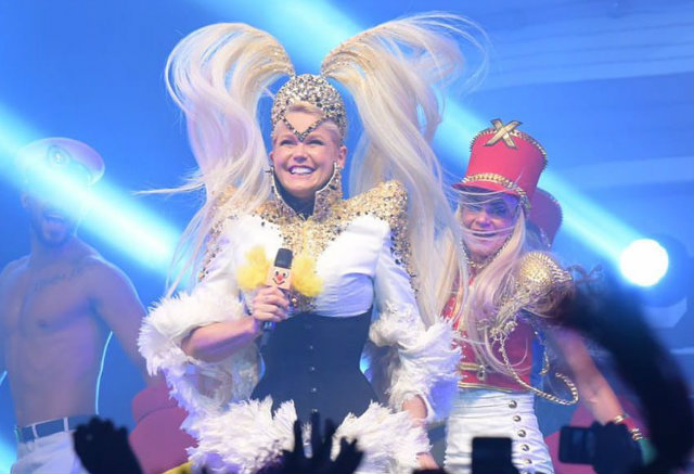 Xuxa desceu da nave usada no programa Xou da Xuxa e apareceu com um figurino dos anos 1980. Foto: Reprodu&ccedil;&atilde;o/Facebook/