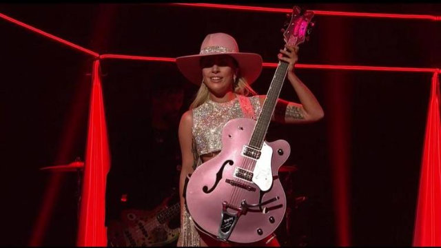 Lady Gaga apresentou o single 'A-yo' durante o programa 'Saturday night live'. Foto: NBC/Reprodu&ccedil;&atilde;o/