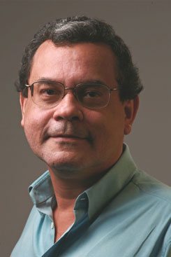 Carlos Magno Lopes &eacute; professor do Departamento de Economia da UFPE. Foto: Tiago Lubambo/Divulga&ccedil;&atilde;o/