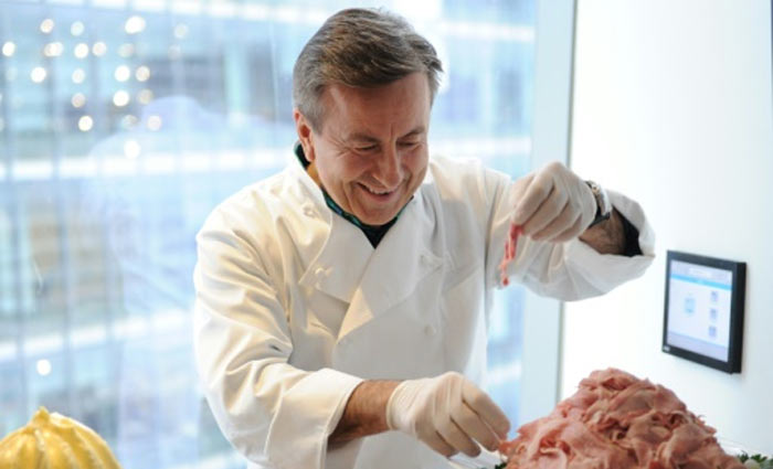 Boulud prepara uma receita em Nova York. em abril. Foto: Craig Barritt/Getty Images/AFP/Arquivos/