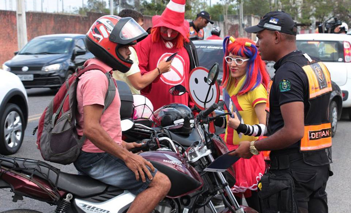Detran-PE realizou blitz educativa para alertar os motoristas sobre as mudanças. Foto: Detran/Divulgação