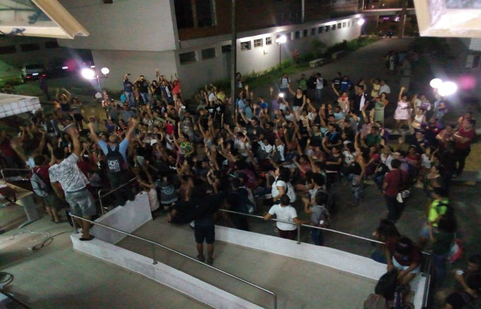 Ontem, os universitários decretaram greve por tempo indeterminado na UFRPE durante assembleia realizada no campus do Recife. Foto: Reprodução/ Facebook/
