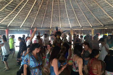Público participa de ritual indígena na Aldeia Pataxó da Jaqueira. Foto: Edilson Segundo/DP