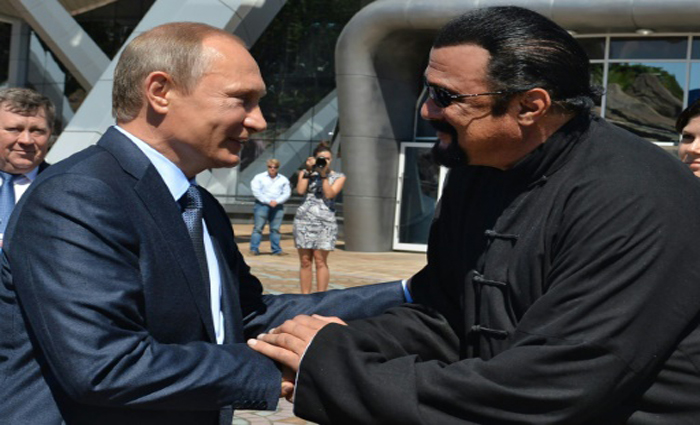 Putin (à esquerda) cumprimenta Seagal em Vladivostok, Rússia. Foto: Alexei Druzhinin/Arquivo/AFP/ Putin (à esquerda) cumprimenta Seagal em Vladivostok, Rússia. Foto: Alexei Druzhinin/Arquivo/AFP/