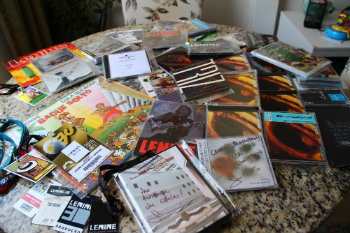 LPs, CDs, cartazes e credenciais estão entre os objetos colecionados por Alexandre. Foto: Karina Morais/DP