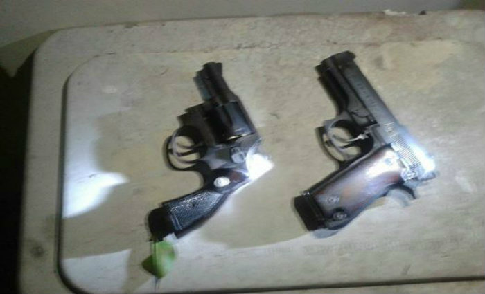 Al&eacute;m do carro roubado, duas armas foram apreendidas, uma pistola 765 e um rev&oacute;lver calibre 38. Foto: PM/ Divulga&ccedil;&atilde;o/