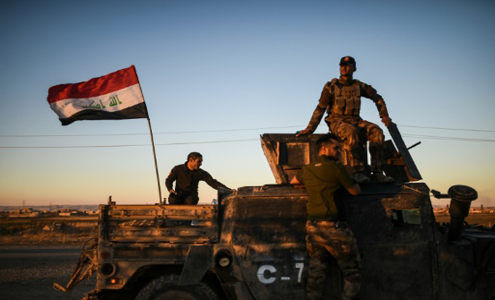 For&ccedil;as iraquianas no limite de Mossul. Foto: Bulent Kilic/AFP/