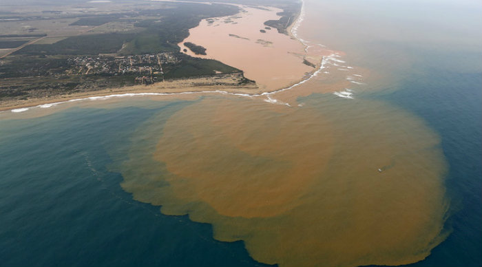 Poluição na desembocadura do Rio Doce no Oceano Atlântico. Foto: Arnau Aregio/Wikimedia/Reprodução