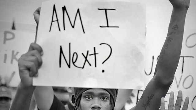 "Eu sou o próximo", pergunta negro durante protesto contra violência policial. Foto: Netflix/reprodução/ "Eu sou o próximo", pergunta negro durante protesto contra violência policial. Foto: Netflix/reprodução/