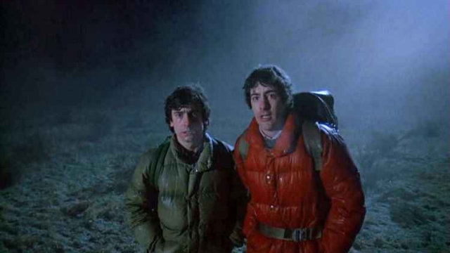 Os amigos mochileiros David Naughton e Griffin Dunne vivem momentos de tensão no longa. Foto: Universal/Divulgação/ Os amigos mochileiros David Naughton e Griffin Dunne vivem momentos de tensão no longa. Foto: Universal/Divulgação/