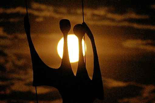 Na Superlua do mês passado, a distância da Terra foi de 364.687 quilômetros. Na de hoje, será de 356.509: satélite poderá ser observado a olho nu. Foto: Carlos Vieira/CB/D.A Press/