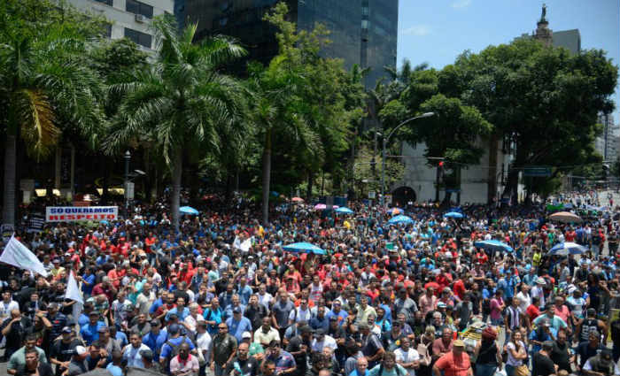 Manifestantes protestam contra o pacote de cortes do Governo do Estado do Rio de Janeiro. Foto: T&acirc;nia Rego/Ag&ecirc;ncia Brasil/