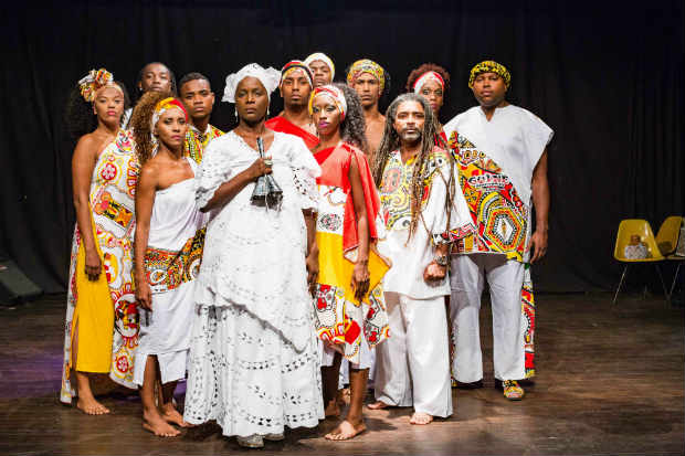 Espetáculo traz nove bailarinos e quatro músicos contam uma trajetória que começou no bairro do Curuzu, em Salvador. Crédito: Caixa Cultural/Divulgação/ Espetáculo traz nove bailarinos e quatro músicos contam uma trajetória que começou no bairro do Curuzu, em Salvador. Crédito: Caixa Cultural/Divulgação/