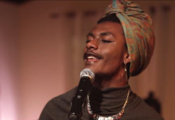 Liniker é um dos principais expoentes da representação LGBT na atualidade. Foto: YouTube/Reprodução