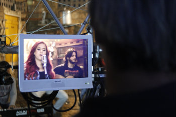 A vocalista é filmada por diferentes ângulos durante uma tarde. A captação de imagens é editada pela ProRec. Foto: Shilton Araújo/Esp.DP