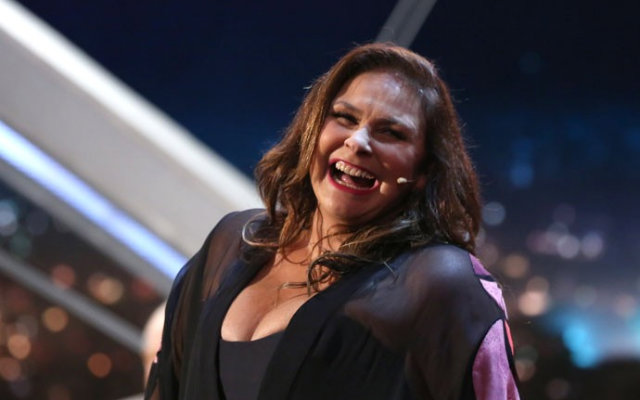 "Dan&ccedil;ar uns tr&ecirc;s frevos, enfim a fazer festa, porque &eacute; final de ano e ela &eacute; o poder. At&eacute; amanh&atilde;", disse a artista. Foto: Carol Caminha/Gshow/