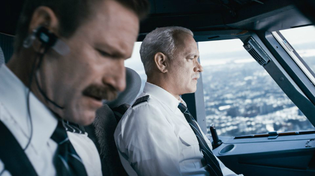 No longa dirigido por Clint Eastwood, Tom Hanks é Sully, piloto forçado a pousar um avião no rio Hudson, em Nova York. Caso aconteceu em 2009. Foto: Warner Bros/Reprodução/ No longa dirigido por Clint Eastwood, Tom Hanks é Sully, piloto forçado a pousar um avião no rio Hudson, em Nova York. Caso aconteceu em 2009. Foto: Warner Bros/Reprodução/