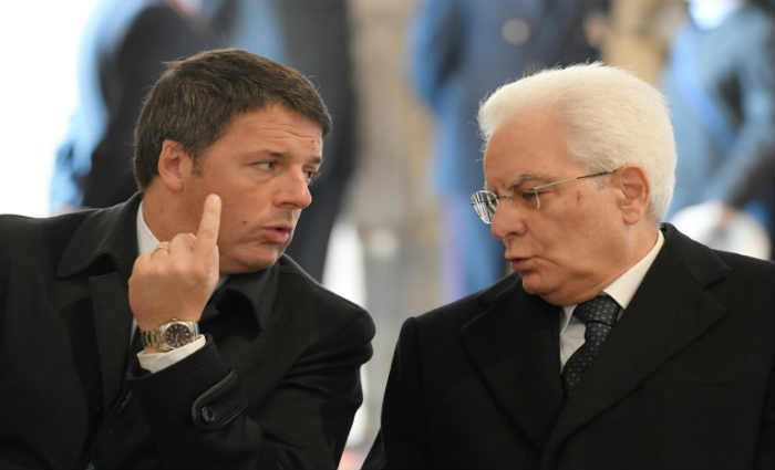 Foto tirada em 20 de novembro de 2016 mostra o presidente italiano, Sergio Mattarella (D), conversando com o primeiro-ministro Matteo Renzi, no Vaticano, em 20 de novembro de 2016. Foto: Tiziana Fabi/AFP/ Foto tirada em 20 de novembro de 2016 mostra o presidente italiano, Sergio Mattarella (D), conversando com o primeiro-ministro Matteo Renzi, no Vaticano, em 20 de novembro de 2016. Foto: Tiziana Fabi/AFP/