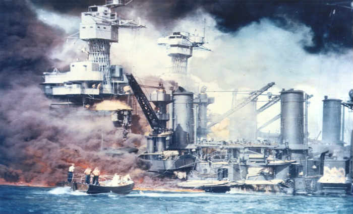 Foto cedida pela Marinha americana mostra um navio pegando fogo após o ataque contra a base de Pearl Harbor, no Havaí, em 7 de dezembro de 1941. Foto: US Navy/AFP/Arquivo/ Foto cedida pela Marinha americana mostra um navio pegando fogo após o ataque contra a base de Pearl Harbor, no Havaí, em 7 de dezembro de 1941. Foto: US Navy/AFP/Arquivo/