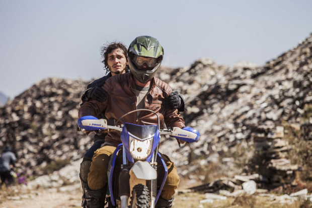 Primeiro trailer remete ao ritmo de Mad Max e terror psicológico de O Enigma do Outro Mundo. Foto: Filmland Internacional/Divulgação/ Primeiro trailer remete ao ritmo de Mad Max e terror psicológico de O Enigma do Outro Mundo. Foto: Filmland Internacional/Divulgação/