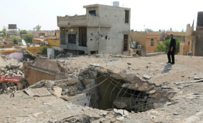 Iraquiano para em frente a prédio destruído em Daquq, sul de Kirkuk. Foto: Marwan Ibrahim/AFP Photo/Iraquiano para em frente a prédio destruído em Daquq, sul de Kirkuk. Foto: Marwan Ibrahim/AFP Photo Iraquiano para em frente a prédio destruído em Daquq, sul de Kirkuk. Foto: Marwan Ibrahim/AFP Photo/Iraquiano para em frente a prédio destruído em Daquq, sul de Kirkuk. Foto: Marwan Ibrahim/AFP Photo