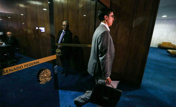 Renan evitou receber o oficial de Justiça que, na noite de segunda, foi à residência oficial do presidente do Senado e ontem passou mais de cinco horas no Congresso para lhe entregar a notificação. Foto: Fabio Rodrigues Pozzebom/ Agência Brasil/ Renan evitou receber o oficial de Justiça que, na noite de segunda, foi à residência oficial do presidente do Senado e ontem passou mais de cinco horas no Congresso para lhe entregar a notificação. Foto: Fabio Rodrigues Pozzebom/ Agência Brasil/