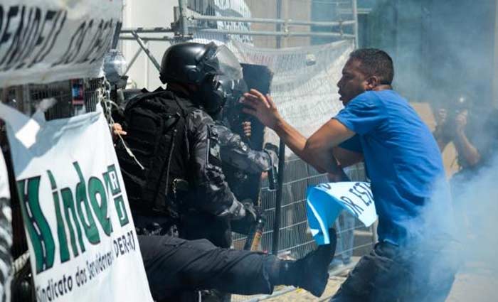 No primeiro dia de votação de projetos na Assembleia Legislativa, houve protestos nas ruas do Rio de Janeiro. Foto: Tomaz Silva/Agência Brasil/ No primeiro dia de votação de projetos na Assembleia Legislativa, houve protestos nas ruas do Rio de Janeiro. Foto: Tomaz Silva/Agência Brasil/