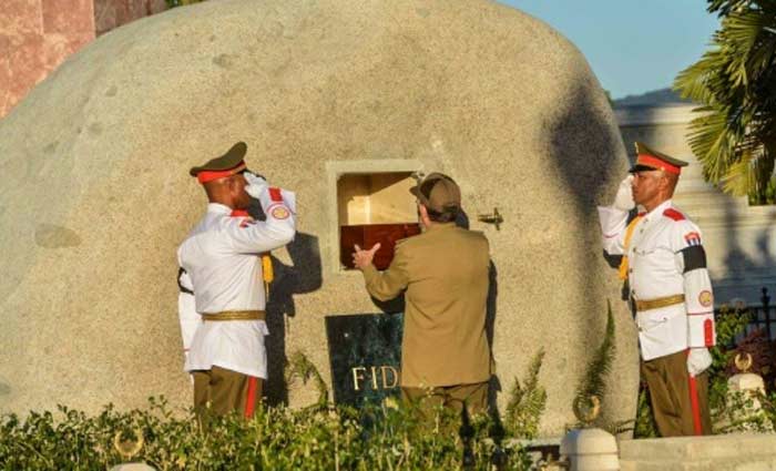 Raúl Castro deposita a urna funerária de Fidel no cemitério de Santa Ifigenia, em Santiago de Cuba. Foto: Marcelino Vazquez/AIN/AFP/Arquivos/ Raúl Castro deposita a urna funerária de Fidel no cemitério de Santa Ifigenia, em Santiago de Cuba. Foto: Marcelino Vazquez/AIN/AFP/Arquivos/