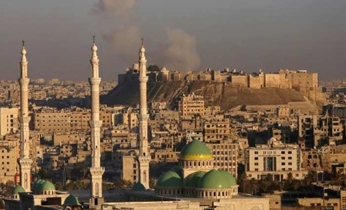 Fumaça perto da cidadela histórica de Aleppo durante combates entre forças do regime sírio e combatentes rebeldes. Foto: Youssef Karwashan/AFP/Arquivos/ Fumaça perto da cidadela histórica de Aleppo durante combates entre forças do regime sírio e combatentes rebeldes. Foto: Youssef Karwashan/AFP/Arquivos/