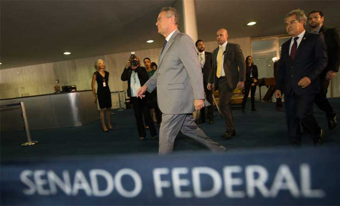 Renan Calheiros seguido pelo vice-presidente do Senado, senador Jorge Viana (PT/AC), que assumiria o cargo de presidente do Senado. Foto: Lula Marques/ AGPT/