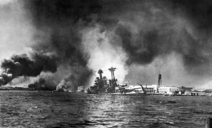 Frota americana em chamas após o ataque japonês a Pearl Harbor. Foto: AFP/ Frota americana em chamas após o ataque japonês a Pearl Harbor. Foto: AFP/