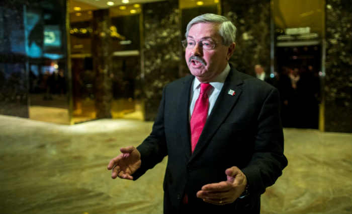 O governador de Iowa, Terry Branstad, conversa com jornalistas após se reunir com Trump em Nova York. Foto: Eduardo Muñoz Álvarez/AFP/