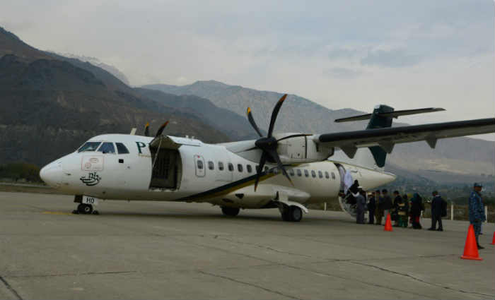Foto tirada em 1 de novembro de 2015 mostra passageiros do Pakistan International Airlines aguardando para embarcarem para Islamabad, de Chitral. Foto: Farooq Naeem/AFP/Arquivo/ Foto tirada em 1 de novembro de 2015 mostra passageiros do Pakistan International Airlines aguardando para embarcarem para Islamabad, de Chitral. Foto: Farooq Naeem/AFP/Arquivo/