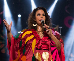 Adriana B. é admiradora do legado de Adoniran Barbosa. Foto: Betto Souza/Divulgação