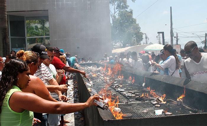 Missas foram realizadas a cada duas horas durante toda a manhã.