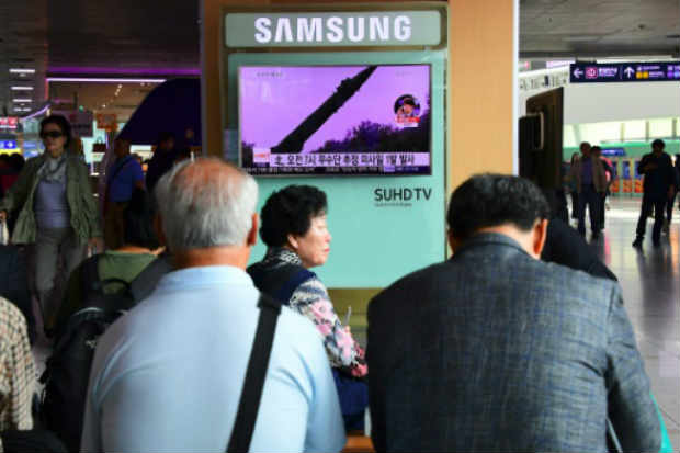 Norte-coreanos veem lançamento de míssil em Seul, no último mês de outubro. Foto: AFP/Arquivos JUNG YEON-JE/ Norte-coreanos veem lançamento de míssil em Seul, no último mês de outubro. Foto: AFP/Arquivos JUNG YEON-JE/