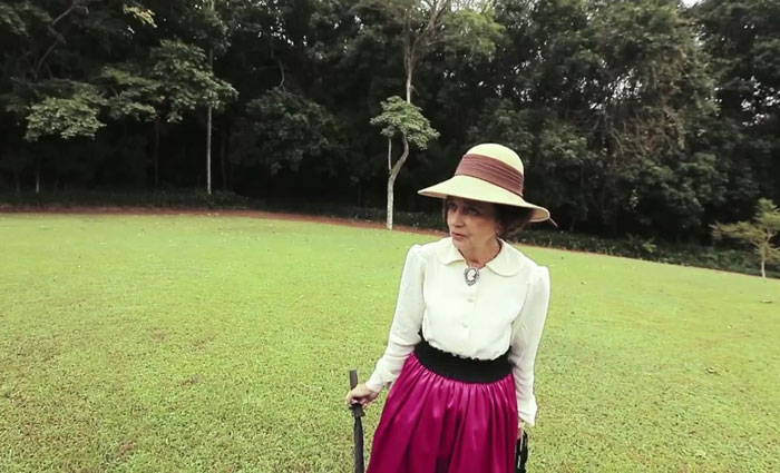 Quem recebe os turistas é uma das bisnetas do coronel Lemos, Elizabeth Dolson. Foto: Internet/Reprodução/ Quem recebe os turistas é uma das bisnetas do coronel Lemos, Elizabeth Dolson. Foto: Internet/Reprodução/