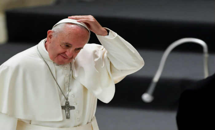 O papa Francisco arruma seu solidéu no Vaticano, em 9 de dezembro de 2016. Foto: Tiziana Fabi/AFP/ O papa Francisco arruma seu solidéu no Vaticano, em 9 de dezembro de 2016. Foto: Tiziana Fabi/AFP/