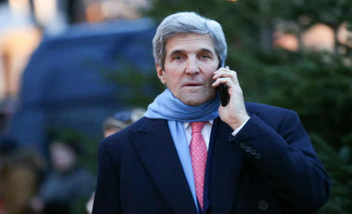 O secretário de Estado americano, John Kerry, fala ao telefone em Hamburgo, norte da Alemanha, no dia 7 de dezembro de 2016. Foto: Bodo Marks/AFP/